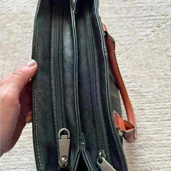 Hemazhudfan Medium Size Vinyl Purse - Picture 4 of 6